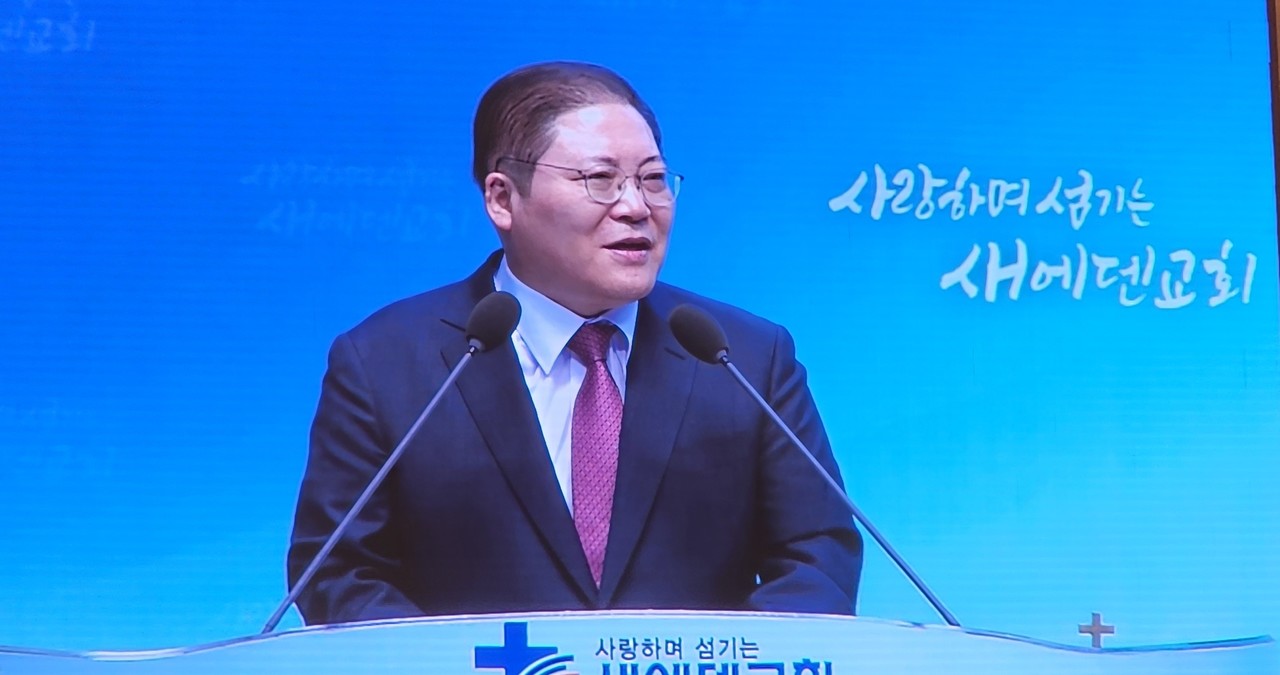  주일저녁예배는 간단하게 성경말씀 봉독하고, 간단한 인사말과 축도로