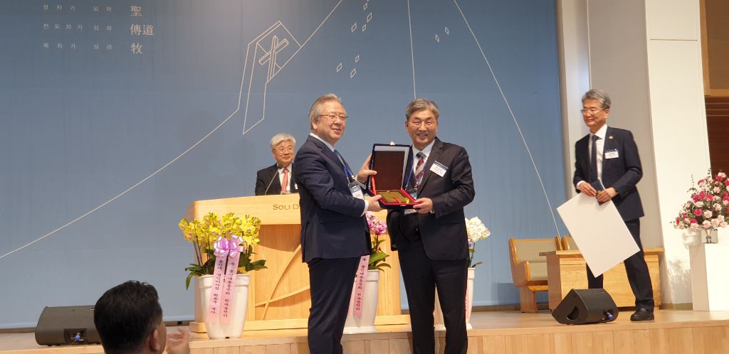   자랑스런 동문의 상