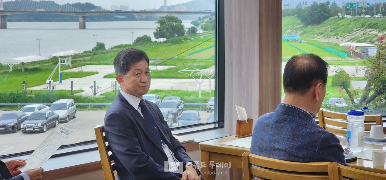  양호영 명예회장이 선거진행 사회자가 되었다.