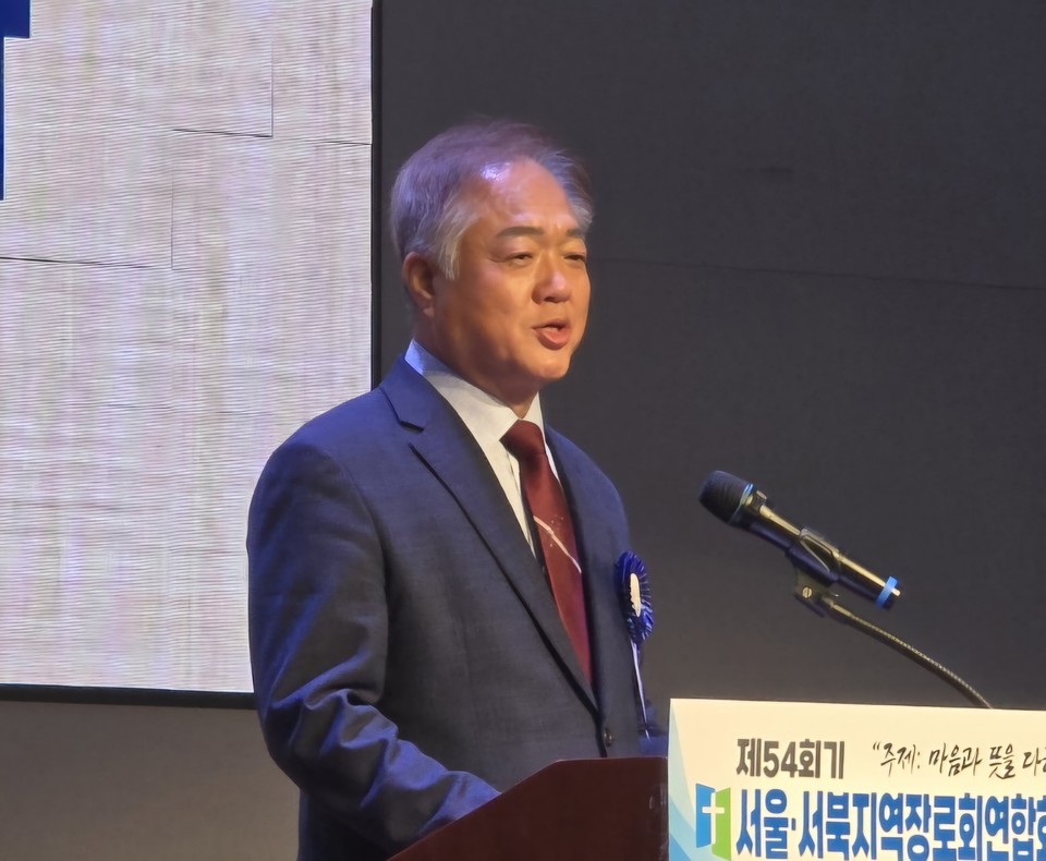  설교단에 서니 역시 목회자구나..힘있는 설교로 가슴을 파고 든다. 