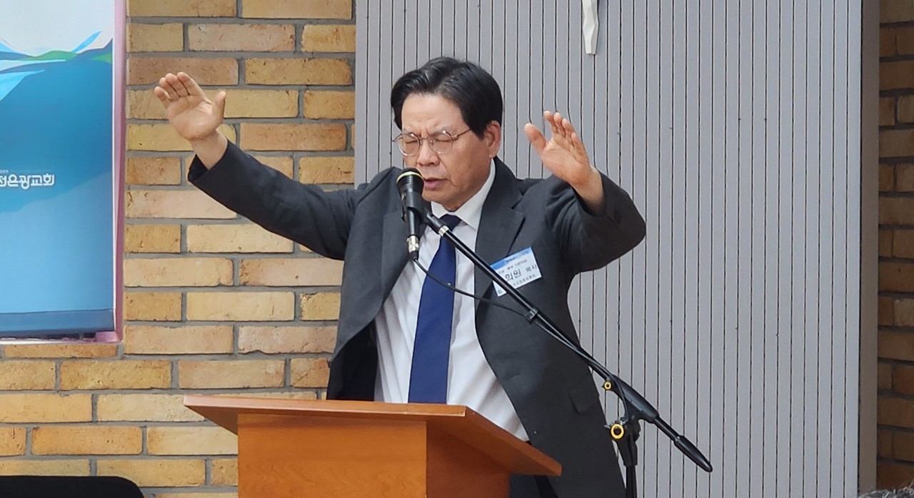  축도하는 윤희원 목사