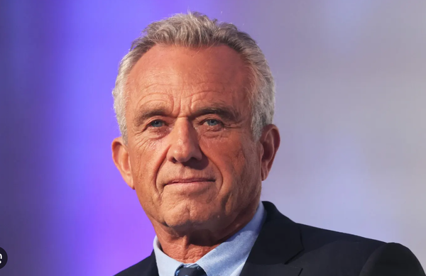 로버트 F. 케네디 전 연방 법무장관의 아들이자 존 F. 케네디 전 대통령과 테드 케네디 전 연방 상원의원의 조카로, 대표적인 정치 명문가 중 하나로 손꼽히는 케네디 가문의 일원이다. 미국의 변호사 출신 정치인. 이름의 이니셜을 축약한 RFK Jr.로 표기되기도 한다. 2024년 미국 대통령 선거를 앞두고 민주당을 탈당하여 무소속 출마를 선언했지만 지지율 하락으로 고전하다 도널드 트럼프를 지지 선언하고 사실상 단일화했다.