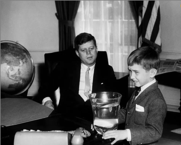 어린 시절의 RFK 주니어. 중앙의 인물은 큰아버지 존 F. 케네디 전 대통령이다.