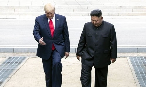  트럼프 대통령이 판문점 3.8선 북쪽으로 넘어가 김정은을 데리고 남쪽으로 내려왔다. 김정은이 자유진영으로 넘어 왔다는 퍼포먼스를 연출한 것이다.