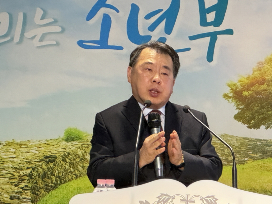  예배 인도하는 조대천 목사 
