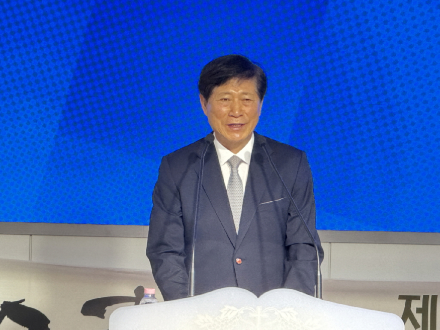 환영사하는 배만석 목사 