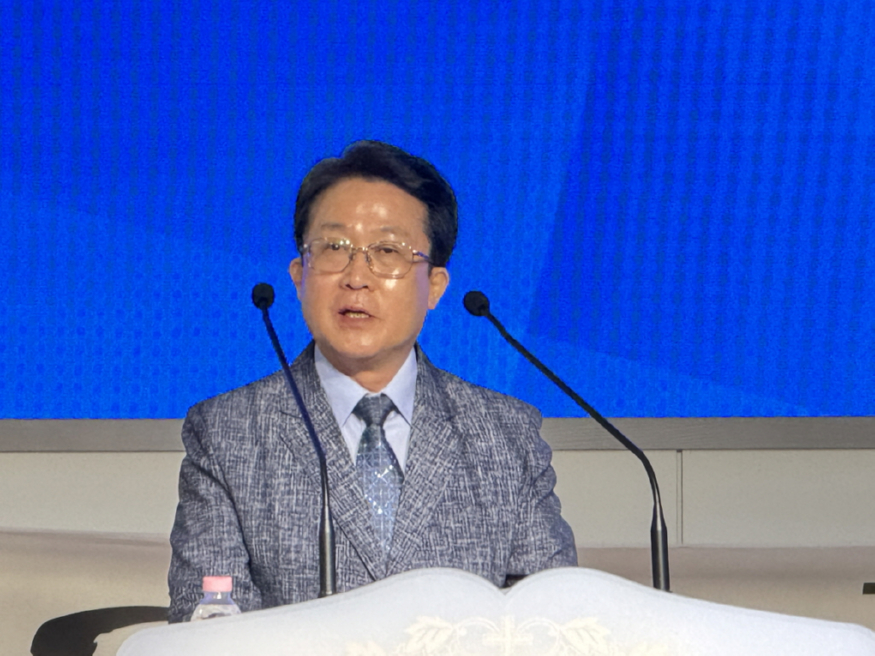  서기 여성구 목사가 광고