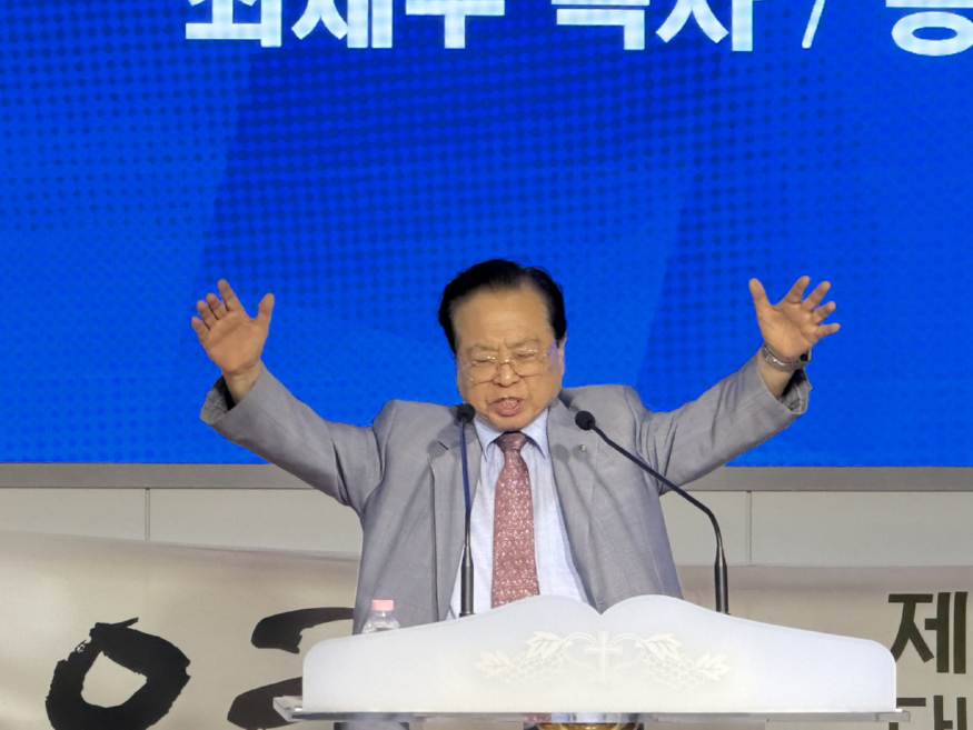 증경회장 최재우 목사의 축도로 예배를 마쳤다.