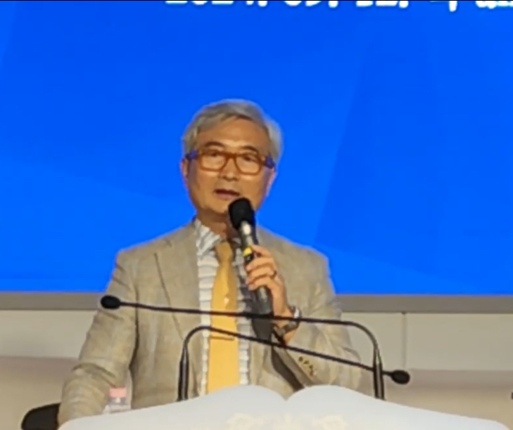   기도회 인도하는 변충진 목사 