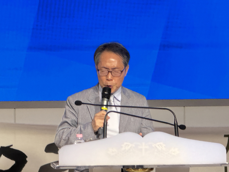  식사기도하는 김성대 장로 