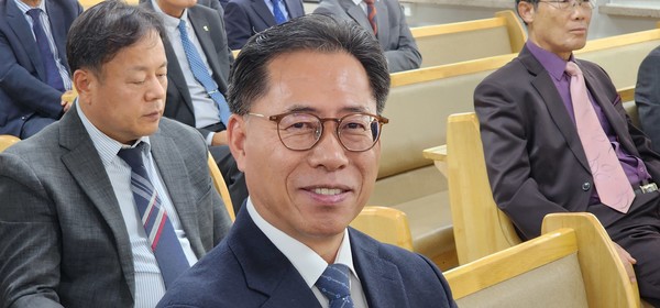  이사장과 동기이면서 동향인 강전우 목사가 멀리서 달려와 축하했다. 