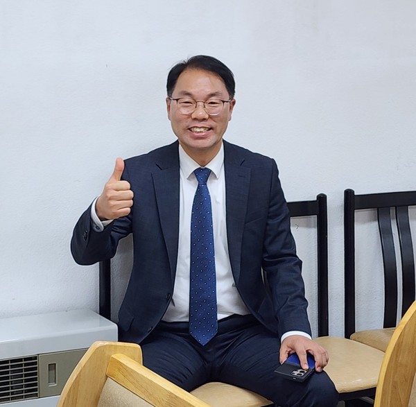   태준호 사장이 속한 전서노회 배현수 목사가 축하하러 왔다. 