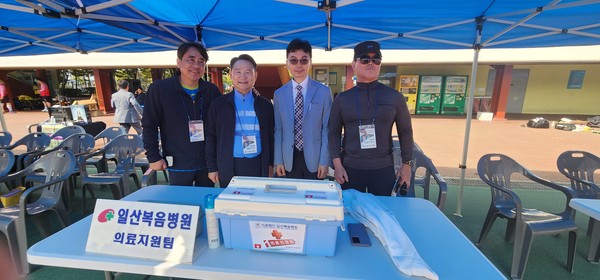  일산복음병원 원장이 현장 의료팀을 꾸려서 봉사. 양 옆에는 김병오 관서노회장, 김승규 목사, 김정식 목사