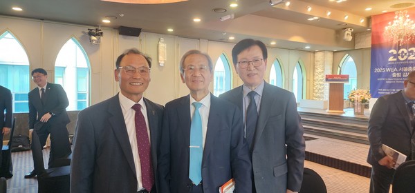  김재성 오덕교 신학위원 , 중앙에 김상복 목사