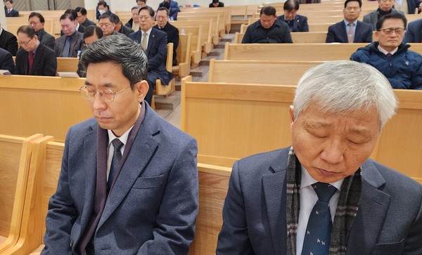  기도하는 정명호 총신대 재단이사(혜성교회)