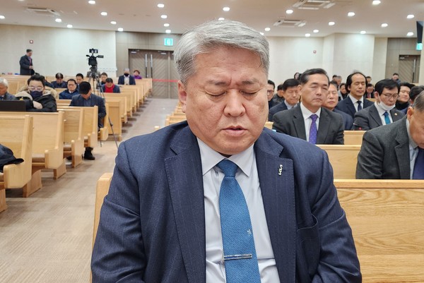   기도하는 신웅철 장로