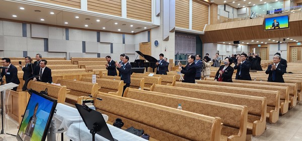  노회원 만장일치로 추대되었다. 