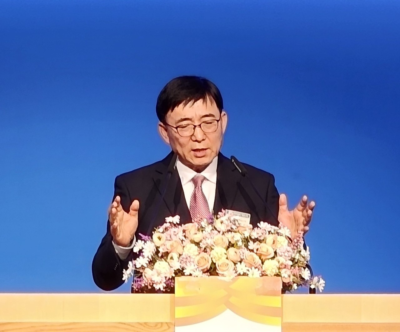  설교하는 김동필 노회장