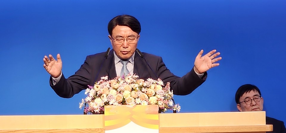  축도하는 신현필 증경노회장