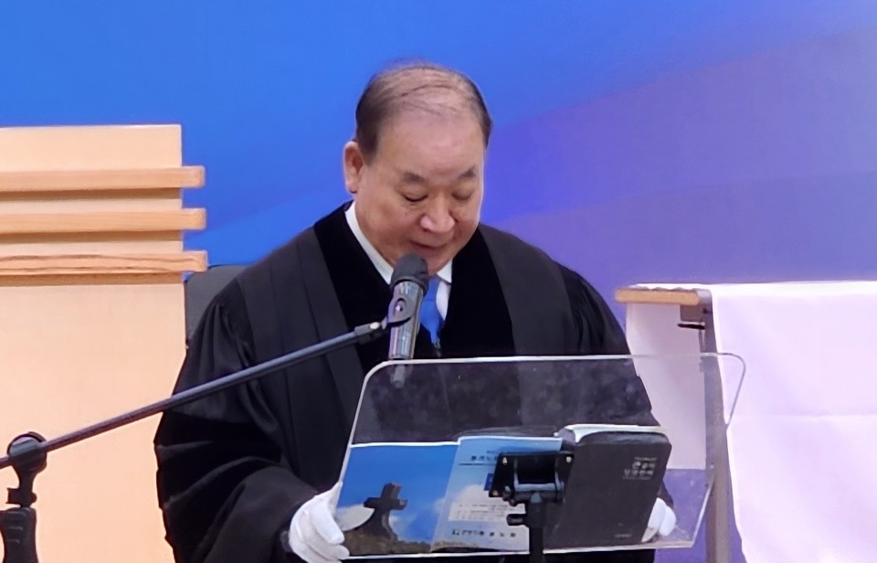  성찬식 집례 김춘식 원로목사