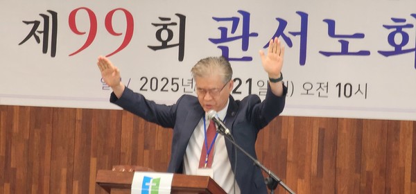  축도하는 한민수 목사