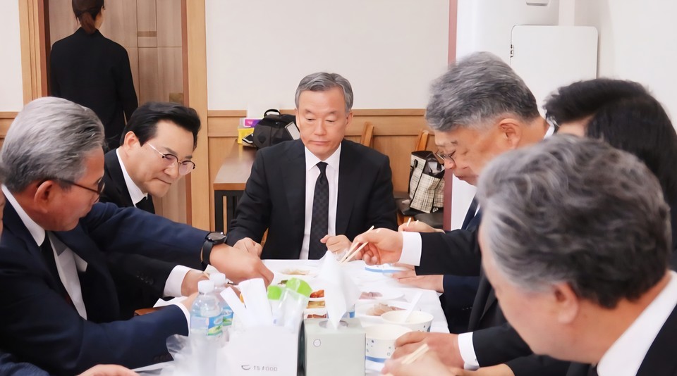  조문하는 총회임원진과 부총회장 후보 정, 고 목사