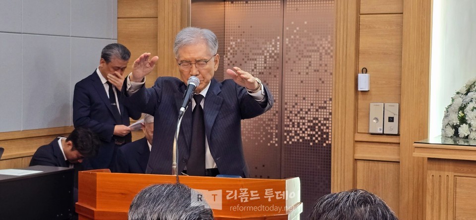  축도하는 정규남 광심대 명예총장