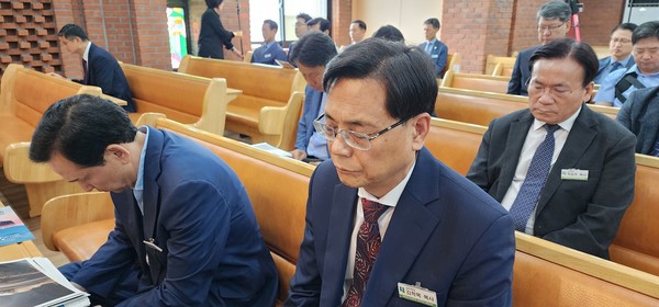   기도하는 조영기 목사, 김학묵 목사