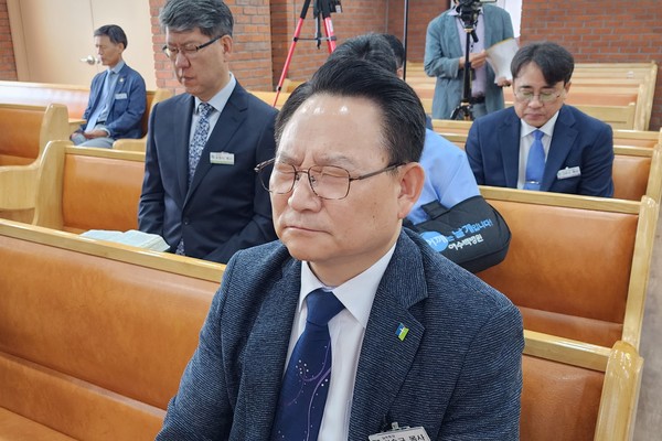  기도하는 김승규 목사