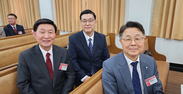  왼쪽이 강일용 새동도교회 목사, 중앙이 위임받는 김철환 목사, 우측이 장필봉 목사