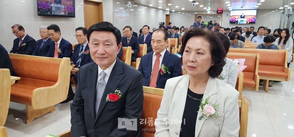  은퇴하는 강일용 목사 부부