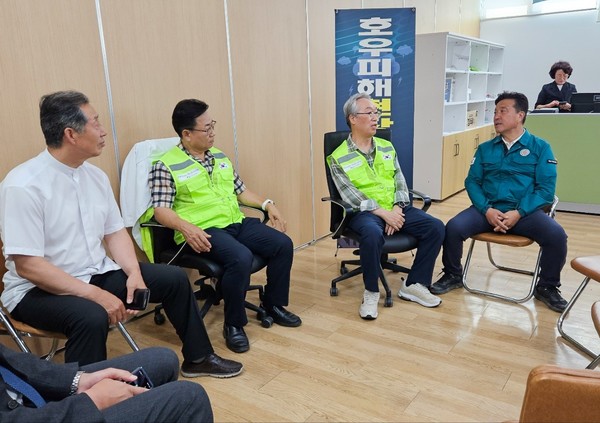 환담중인 김태영 목사와  최재구 예산군수 