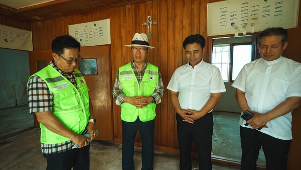 호우 피해를 입은 송림교회(예산군 대흥면) 현장을 찾은 한국교회봉사단이 함께 기도하고 있다