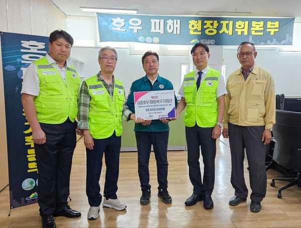 한교봉 이사 김동국 목사, 한교봉 대표단장 김태영 목사, 최재구 예산군수, 사랑의교회 사역총괄 김대규 목사, 예산군의회 장순관 의장