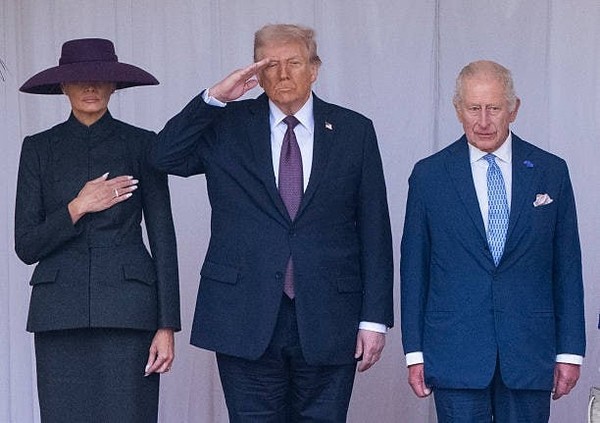 트럼프의 보라색 넥타이 색깔과 멜라니아의 검정색 정장과 창이 큰 보라색 모자에 엄청난 암호가 숨어 있었다.