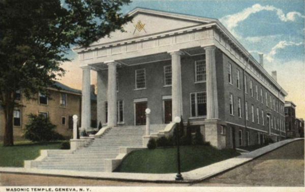 미국 뉴욕주에 있는 프레메이슨 롯지 건물 전경이다.  입구 상단에 '콤파스와 삼각자'로 구성된 프리메이슨 로고가 보인다.