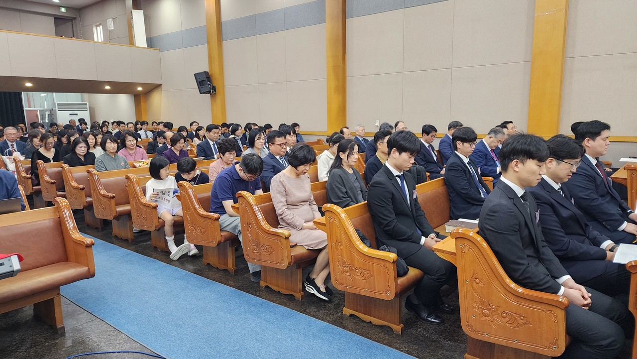  강도사 인허받을 자들과 그 가족들