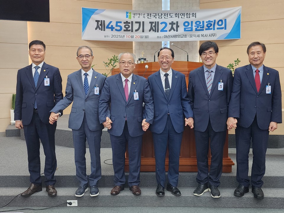  단결 또 단결, 우리는 한 몸으로 섬긴다. 