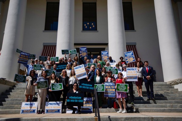   MAHA Rising: 플로리다 시민들이 국회의사당에서 건강 자유를 옹호하기 위해 집회.