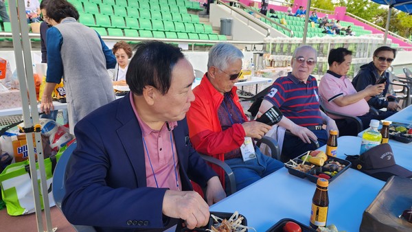  원로들은 항상 앉아 계신다.