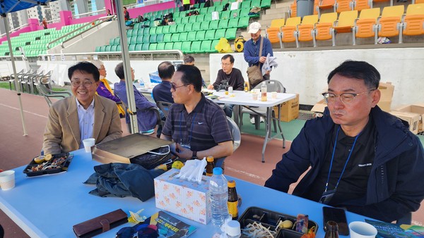  장필봉, 김진하 목사 저~~뒤로 최영철 사진기자, 지용길 기자.....