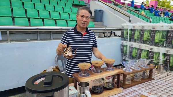   이디오피아 커피 등 다양한 원두로 커피힐링 자원봉사.....신규태 목사는 늘 즐겁다.