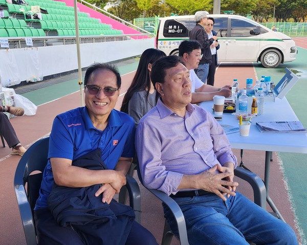 입이 찢어지겠네요... 저렇게 웃고 살아야죠.