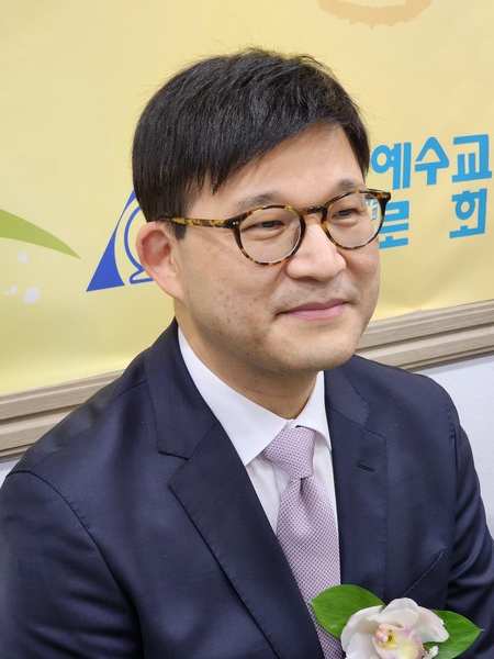                       위임받은 임광 담임목사 