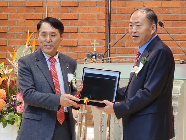  전임회장으로부터 인수인계 