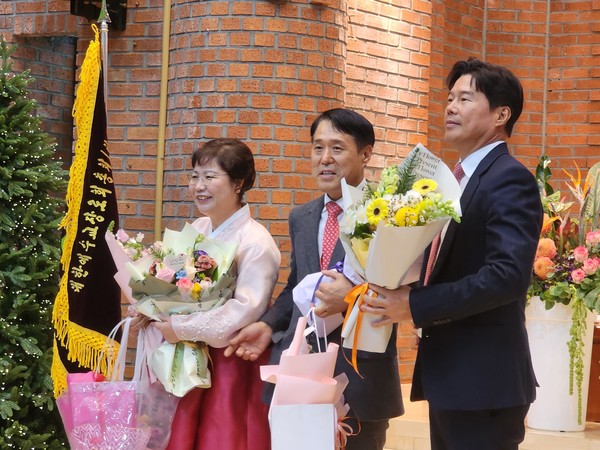  사모와 동생과 함께