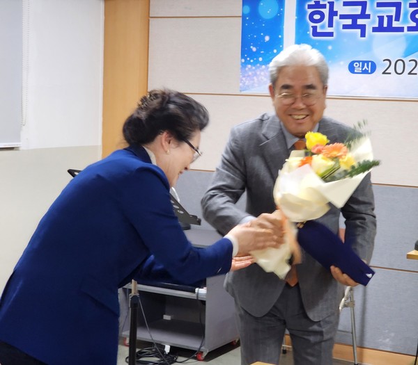 증경대표회장 취임 축하 꽃다발을 벋는 김영구 장로