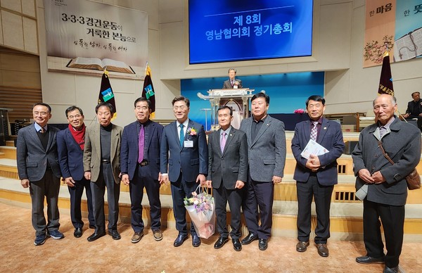  우정교회 장로들과 담임목사 한 컷