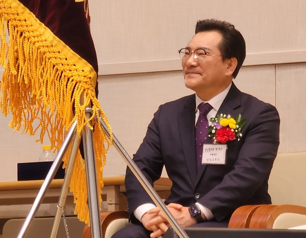  축사를 기다리는 정영교 부총회장