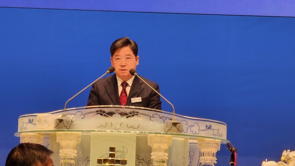  손대성 목사가 성경봉독